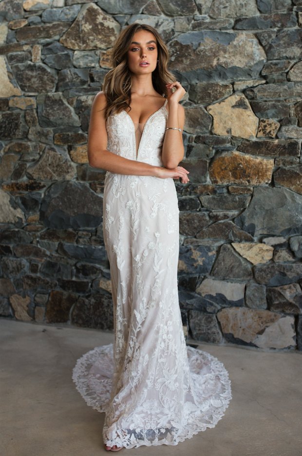 свадебное платье с открытой спиной: длинное белое вид спереди