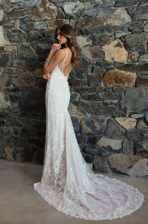свадебное платье с открытой спиной: длинное белое