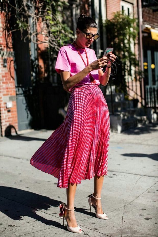 C чем носить юбку плиссе: розовая