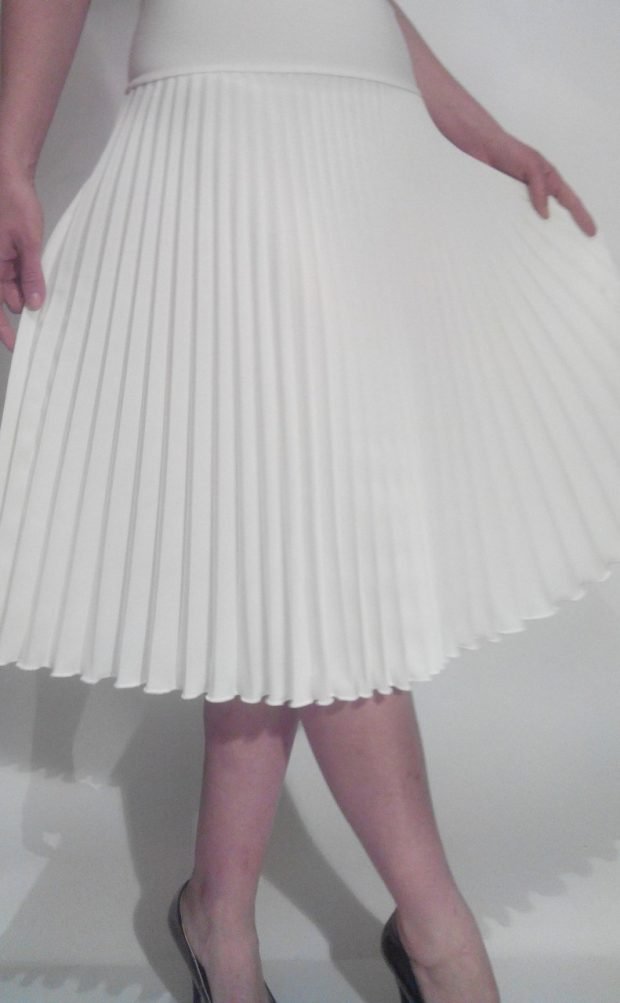 C чем носить юбку плиссе: белая
