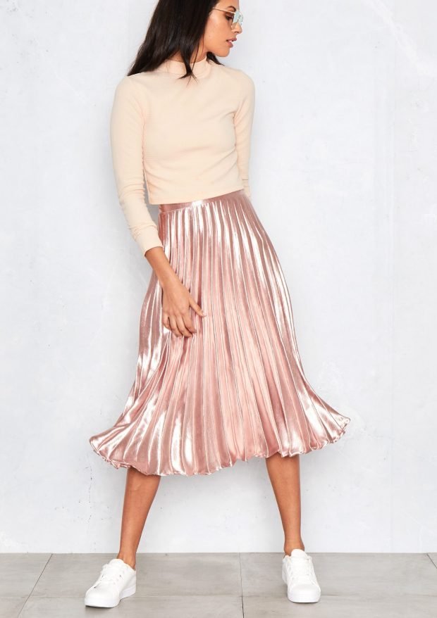 C чем носить юбку плиссе: розовая блестящая