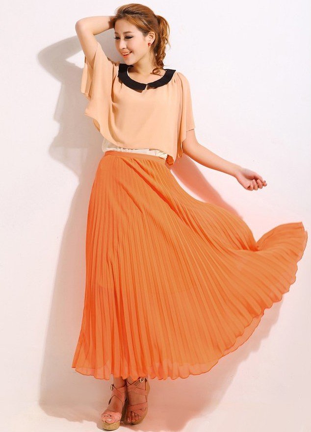C чем носить юбку плиссе: длинная оранжевая макси