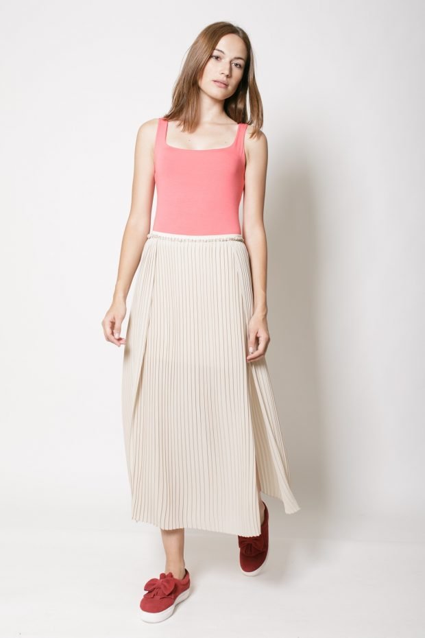 C чем носить юбку плиссе: длинная светлая с розовой майкой макси