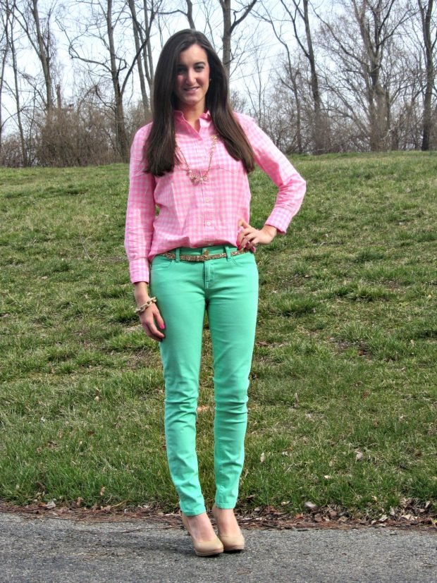 зеленые джинсы и розовая блуза в клетку