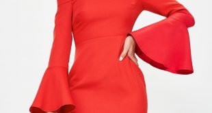 красное платье с расклешенными рукавами