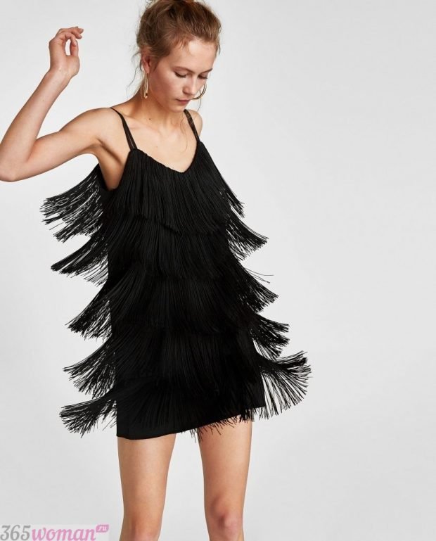 Что одеть на новогодний корпоратив: черное платье мини с бахромой