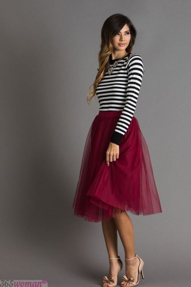 Что одеть на новогодний корпоратив: полосатый реглан и бордовая юбка пачка