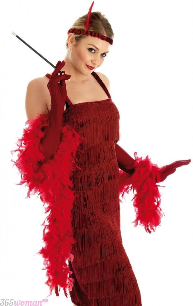 Что одеть на новогодний корпоратив: красное новогоднее платье и аксессуары в стиле ретро