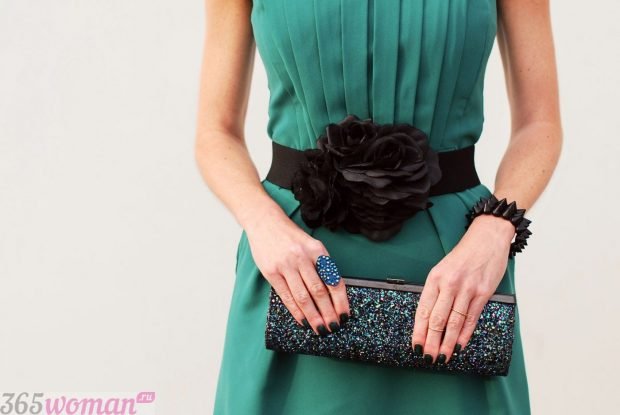 Что одеть на новогодний корпоратив: зеленое платье и пояс со цветком и сумочка