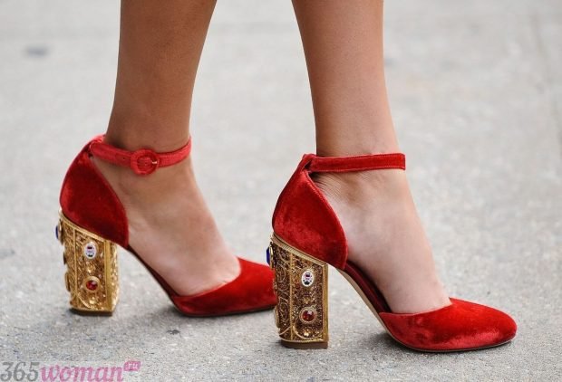 Что одеть на новогодний корпоратив: красные бархатные туфли с декором на каблуках
