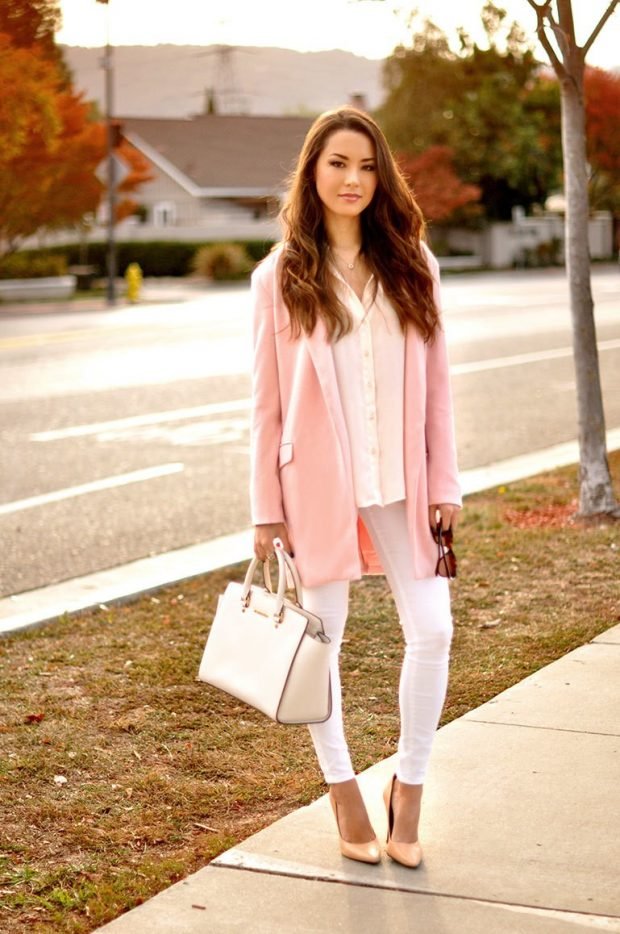 розовое пальто и белые джинсы с чем носить