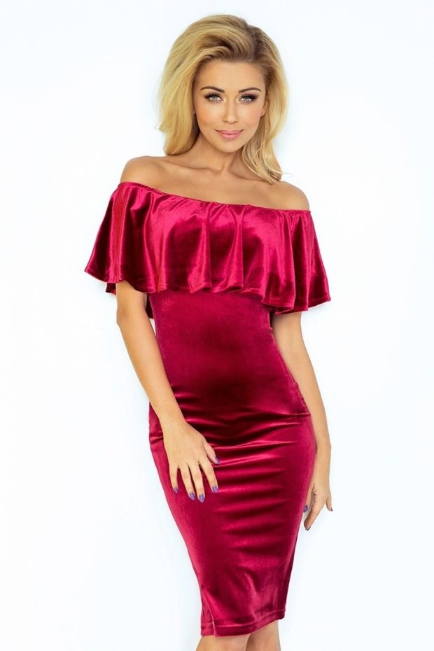 красное бархатное платье с воланом