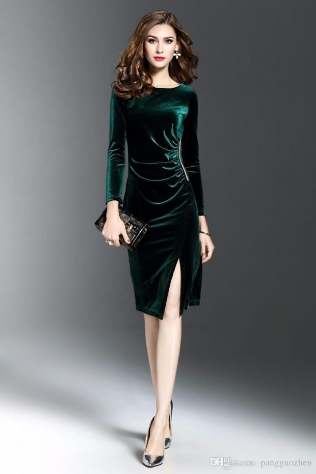 темно-зеленое бархатное платье с разрезом