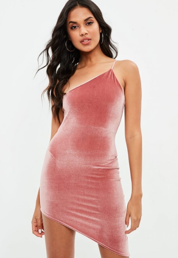 розовое бархатное платье на одно плечо