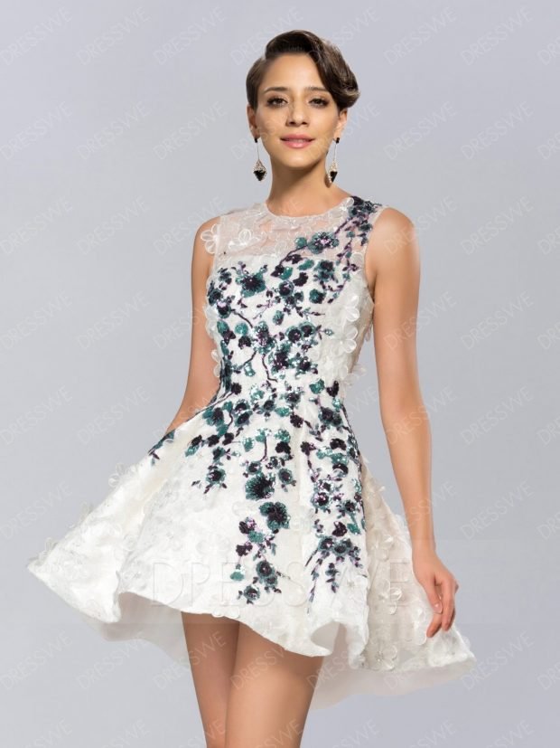 белое короткое платье с цветным декором