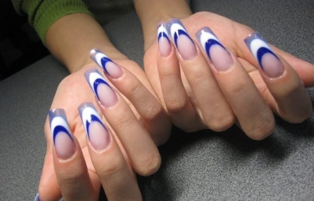 арочное наращивание ногтей: форма френч синий с белым