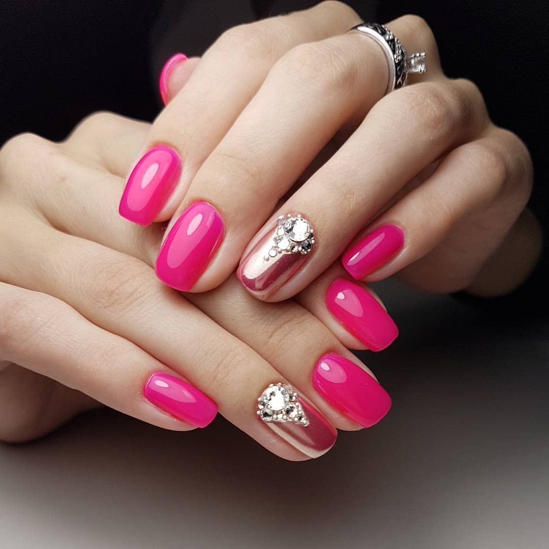Яркие розовые ногти