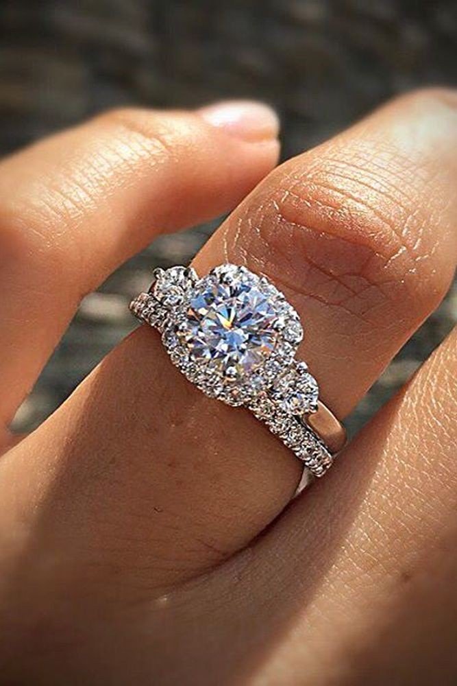 массивное кольцо с камнями