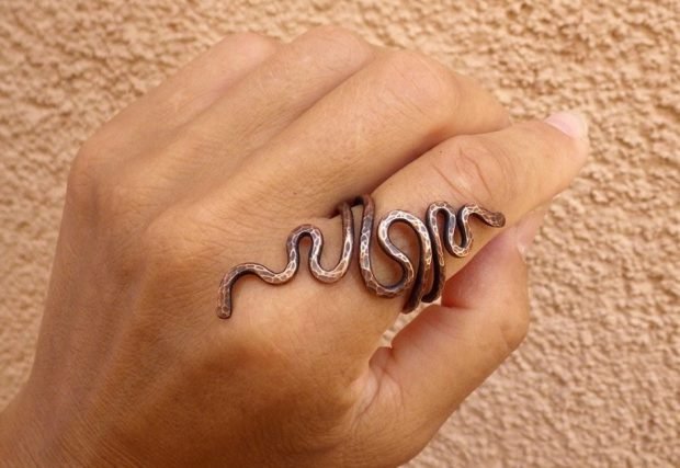 кольцо на указательном пальце змея из золота