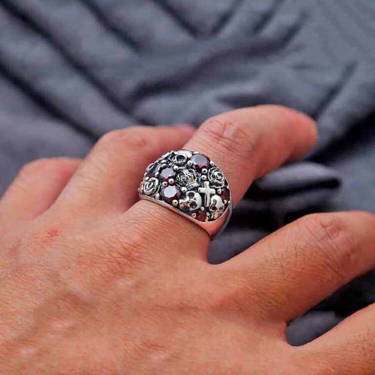 На каком пальце носят кольца с камнями
