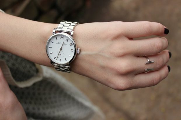 модные женские часы 2025: металл круглые