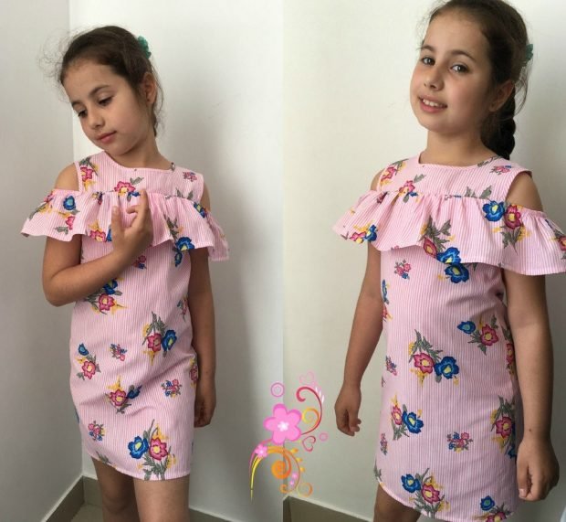 розовое детское платье в принт