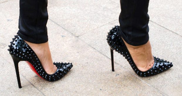 женские туфли лабутены: черные с шипами