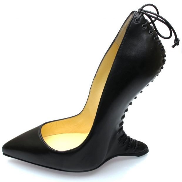 женские туфли лабутены: черные с оригинальным каблуком