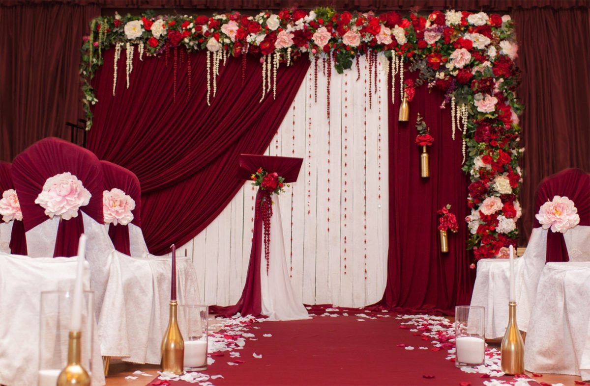 красное оформление свадебного зала